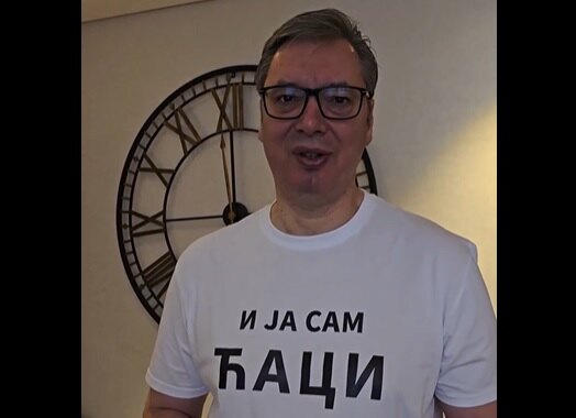 Vučić „Én is ćaci vagyok” feliratú pólóban gratulált az egyetemisták napja alkalmából