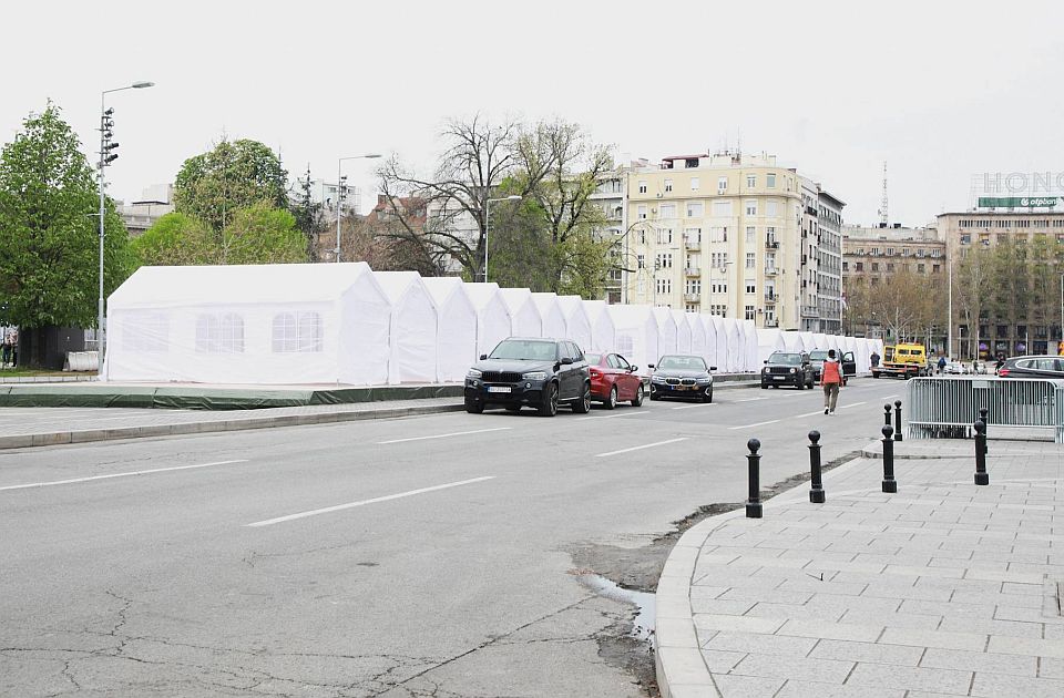 <span class="entry-title-primary">Ćacilend egyre terebélyesebb</span> <span class="entry-subtitle">Megkülönböztető jelzést használó járművel hozzák a helyszínre a sátrakat</span>