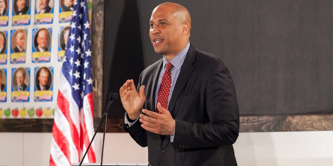 25 órán át beszélt Trump ellen egy demokrata szenátor a kongresszusban