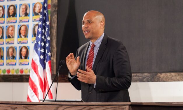 25 órán át beszélt Trump ellen egy demokrata szenátor a kongresszusban