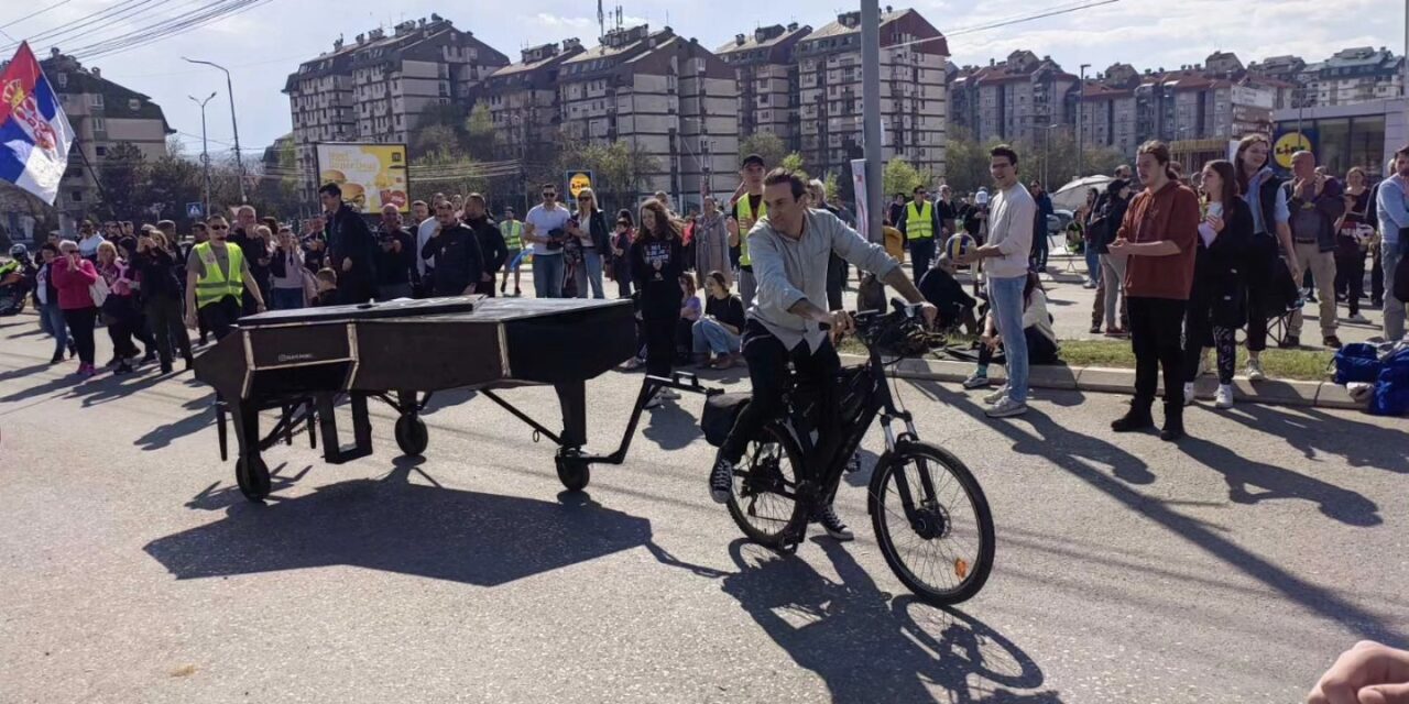 Szerbiai kiutasította a demokráciáért zongorázó művészt (videó)