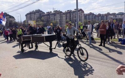 Szerbiai kiutasította a demokráciáért zongorázó művészt (videó)