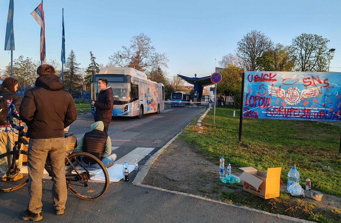 Blokád alá vették az egyetemisták az Újvidéki Tömegközlekedési Vállalatot