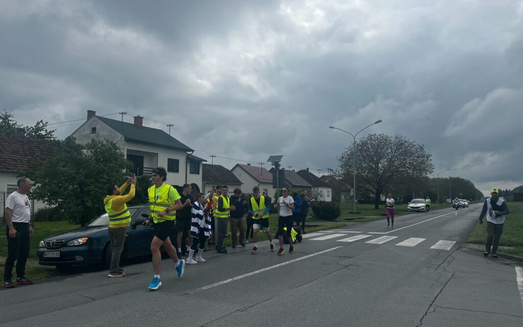 Eszékről indultak tovább az ultramaratonfutó egyetemisták