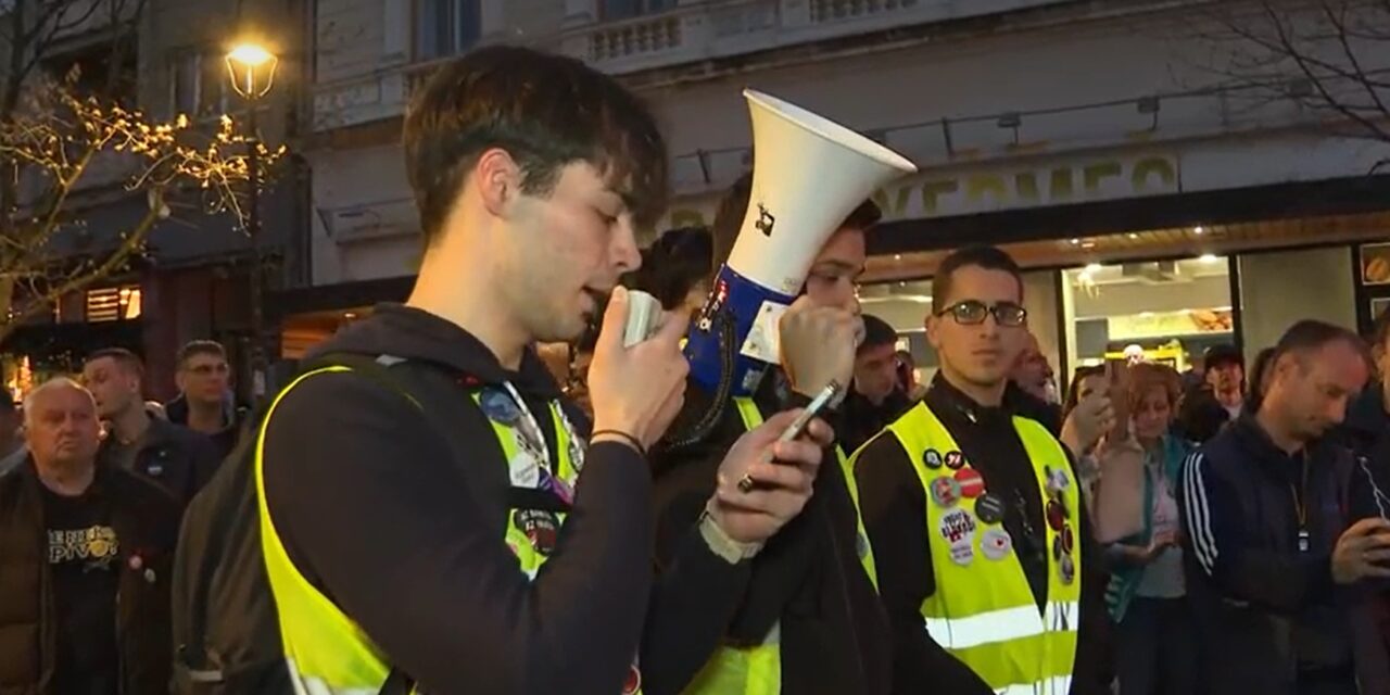 A városháza előtt töltötték az éjszakát a tüntetők Versecen