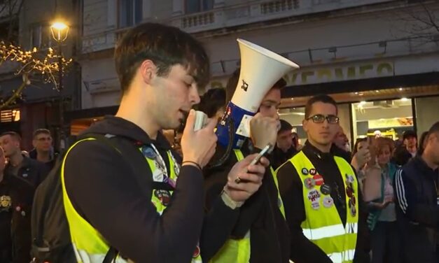 A városháza előtt töltötték az éjszakát a tüntetők Versecen