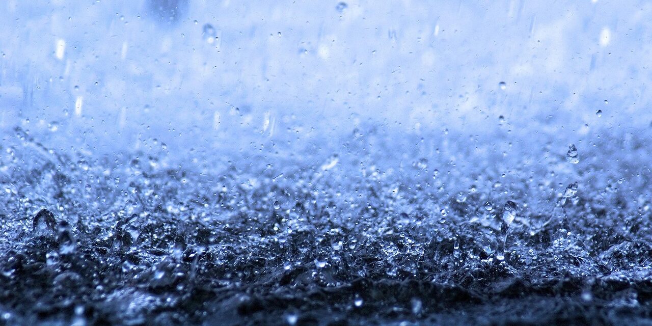 Beázik za újbelgrádi vasútállomás, ömlik a víz a plafonból (Videó)