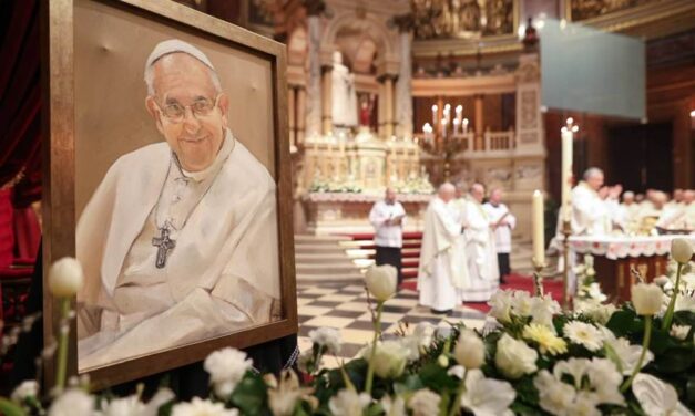 „Kufárokat” akart kiverni a Ferenc pápa emlékére tartott gyászmiséről egy rövidnadrágos fideszes