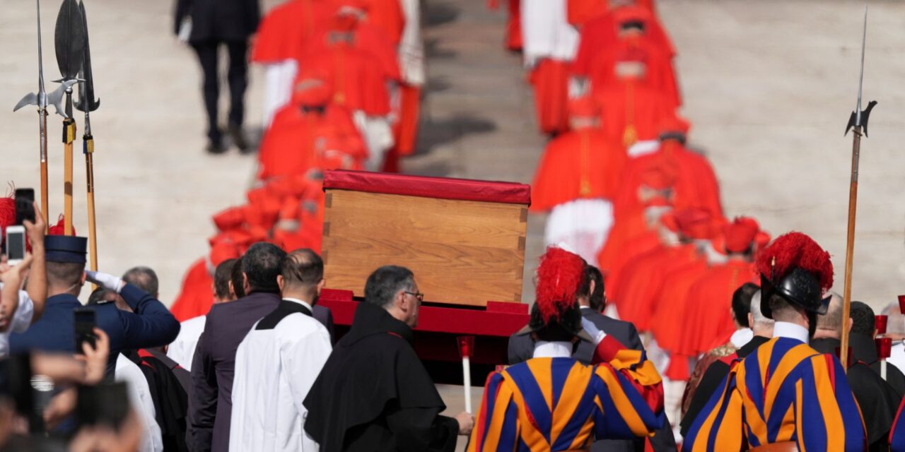 A Szent Péter-bazilikába viszik a felravatalozott Ferenc pápát