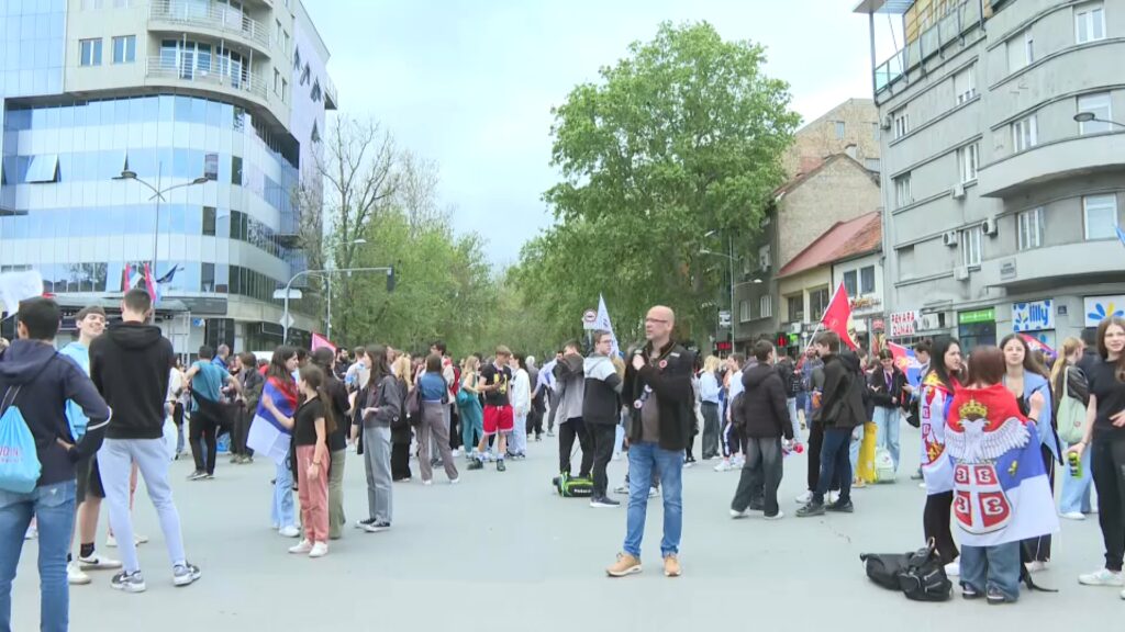 Újvidéken a középiskolások tüntetnek