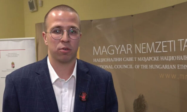 Véres kezet ábrázoló kitűzővel állt a Pannon kamerája elé az MNT rendezvényén