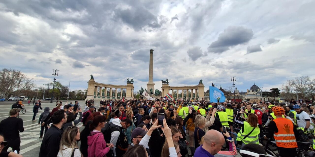 Begurultak az egyetemisták a Hősök terére Budapesten (galéria)
