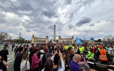 Begurultak az egyetemisták a Hősök terére Budapesten (galéria)