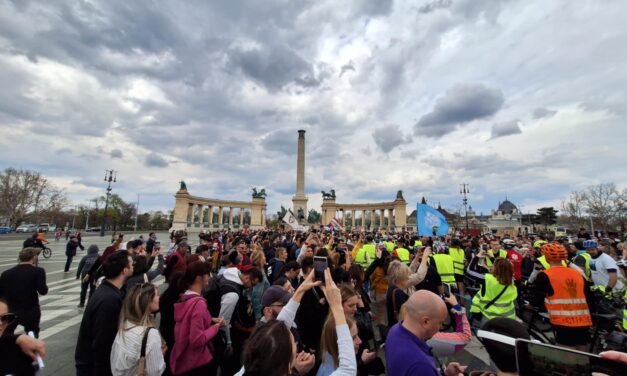 Begurultak az egyetemisták a Hősök terére Budapesten (galéria)