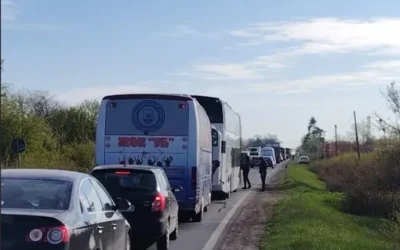 Fegyvert szegez a homlokához, így áll az ibari főúton egy férfi