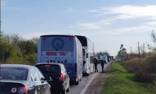 Fegyvert szegez a homlokához, így áll az ibari főúton egy férfi