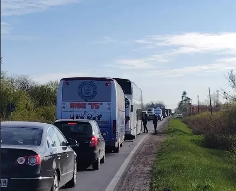 Fegyvert szegez a homlokához, így áll az ibari főúton egy férfi