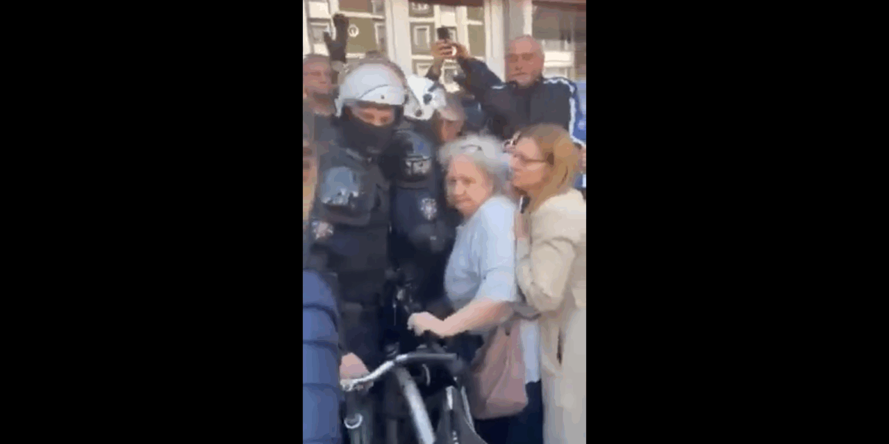 Idős asszonnyal dulakodtak az állig felfegyverzett rendőrök Újvidéken (Videóval)
