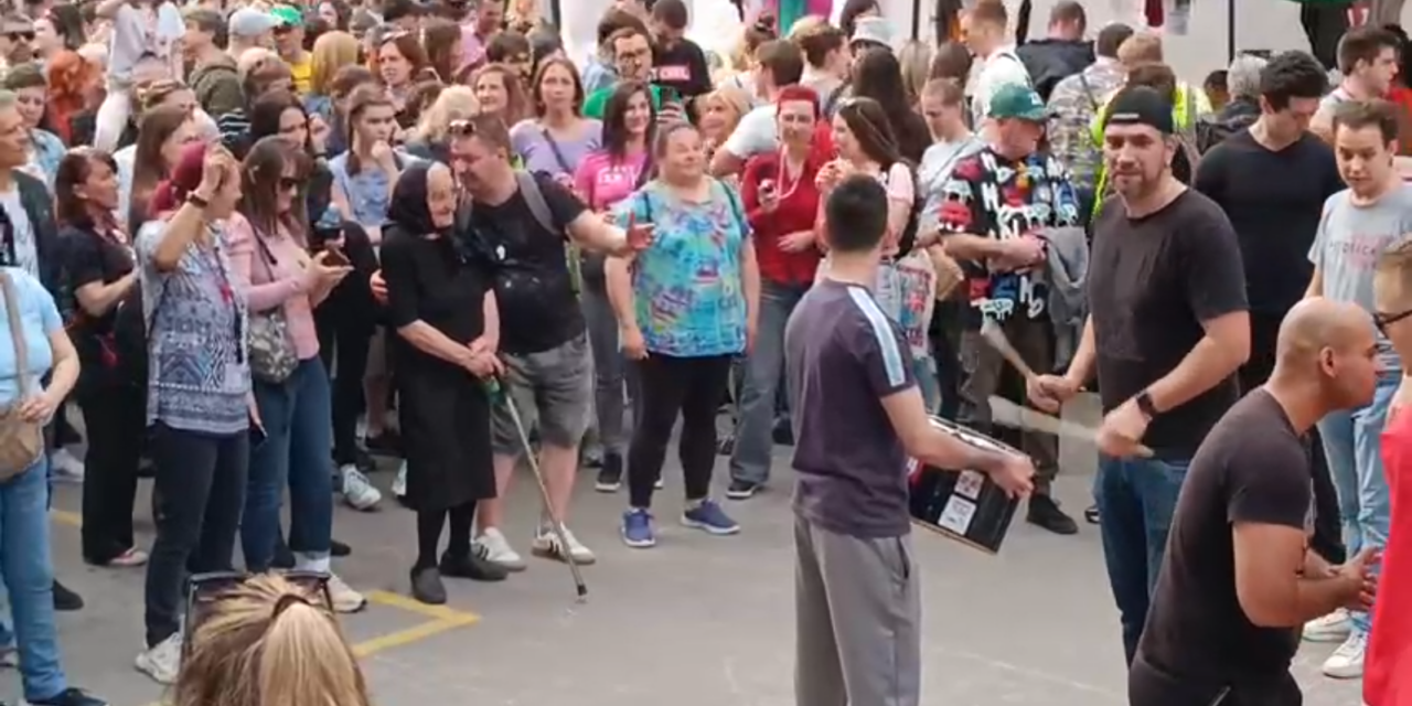 Bottal sétált be az idős asszony a köztévét blokád alatt tartó fiatalok közé (Videóval)