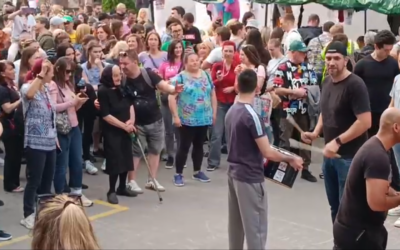 Bottal sétált be az idős asszony a köztévét blokád alatt tartó fiatalok közé (Videóval)