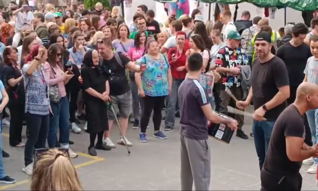 Bottal sétált be az idős asszony a köztévét blokád alatt tartó fiatalok közé (Videóval)