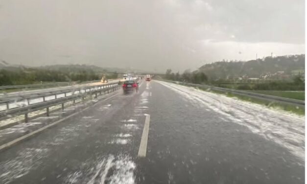 Apokaliptikus képek az ország több részéből, ideért a vihar