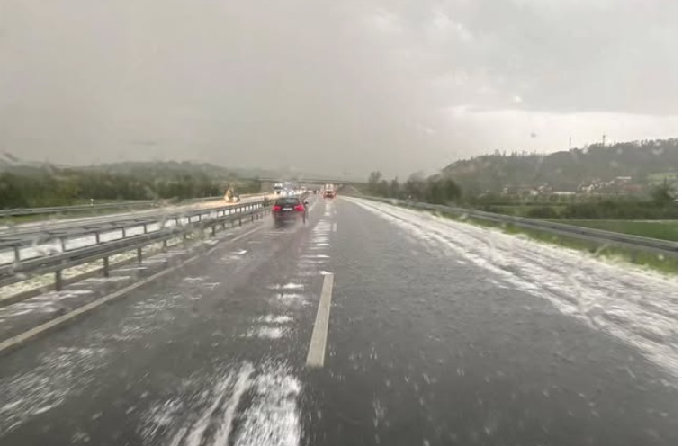 Apokaliptikus képek az ország több részéből, ideért a vihar