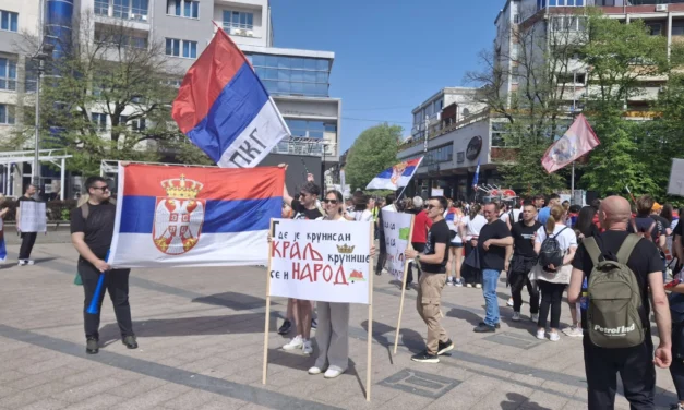 Kraljevóban 16 órás blokádot tartanak a tüntetők