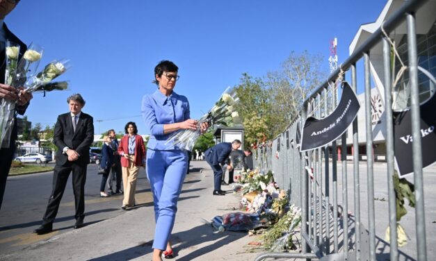 Az újvidéki vasútállomáson lerótta kegyeletét Marta Kos bővítési biztos