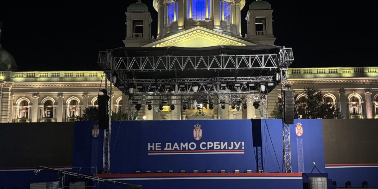 A tulajdonosok tudta nélkül, szabályosan parkoló autókat szállítottak el Vučić nagygyűlése miatt