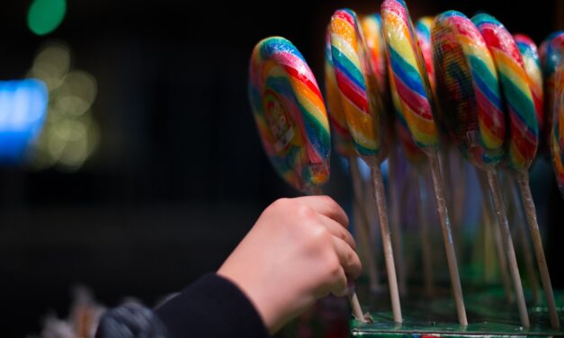 Vučić aláírásával ellátott nyalókát kaptak a zombori óvodások