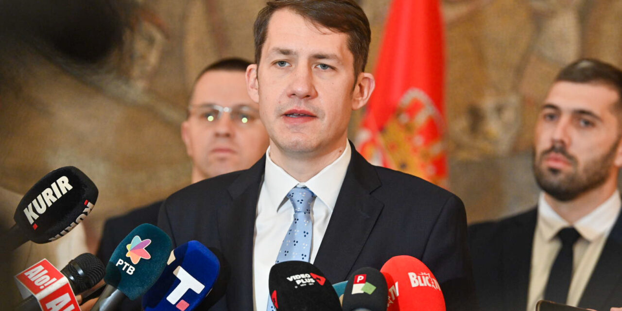 Pásztor: Divatos dinsztelni, pumpálni, és ehhez hasonlatos magyartalan szavakat pufogtatni