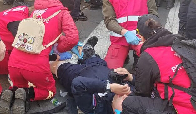 Orvostanhallgatók látták el a sérült rendőrt