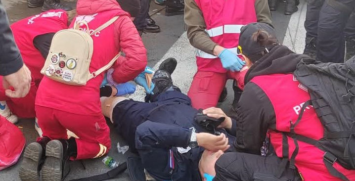 Orvostanhallgatók látták el a sérült rendőrt