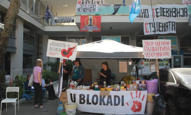 Ünnepi hangulat volt a köztévé blokádján