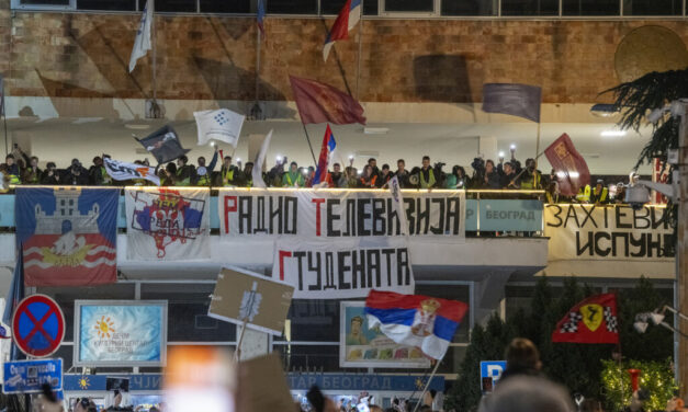 A köztévé bojkottjára szólítottak fel az egyetemisták