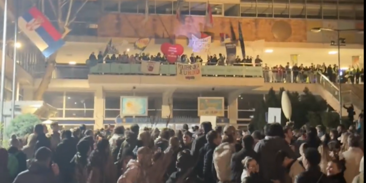 Tüntetés a köztévé előtt: Nem szép hazudni