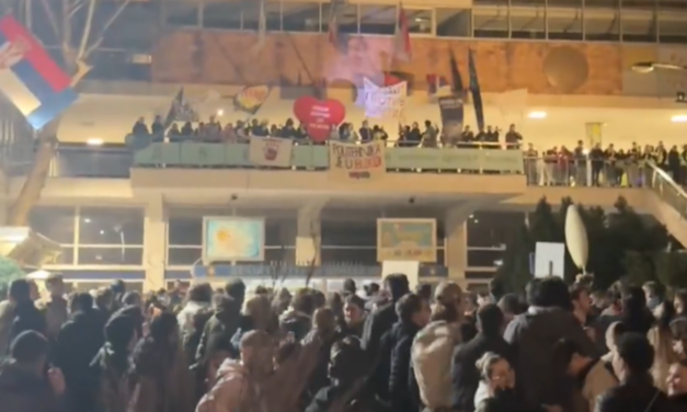 Tüntetés a köztévé előtt: Nem szép hazudni