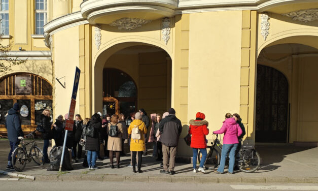 A szülők (ismét) a munkabeszüntető tanárok mellé álltak