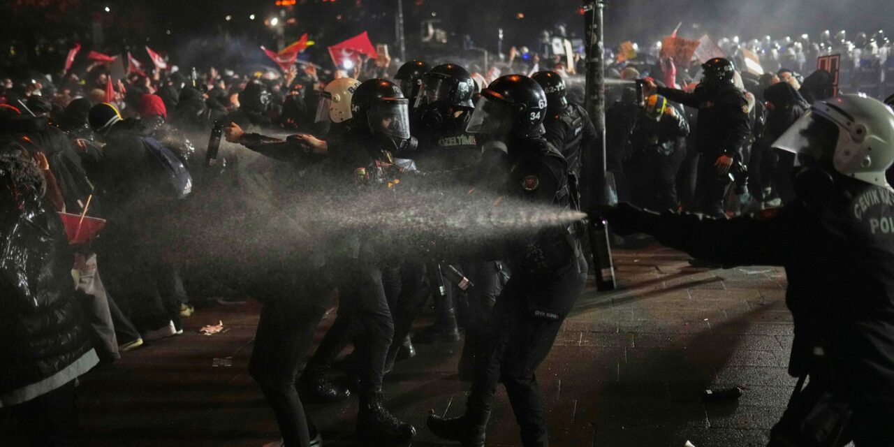 Újságírók letartóztatásával folytatódnak a törökországi tüntetések