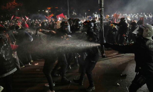 Újságírók letartóztatásával folytatódnak a törökországi tüntetések