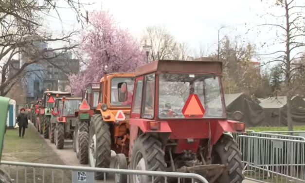 Beismerték, hogy megrongálták a Pionír parknál lévő traktorokat