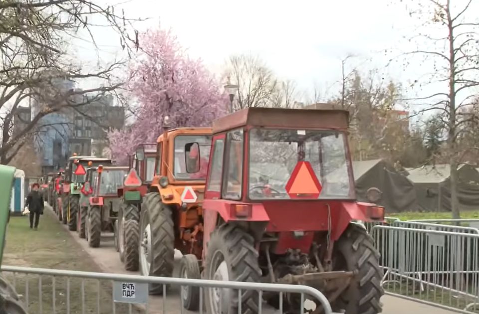 Beismerték, hogy megrongálták a Pionír parknál lévő traktorokat