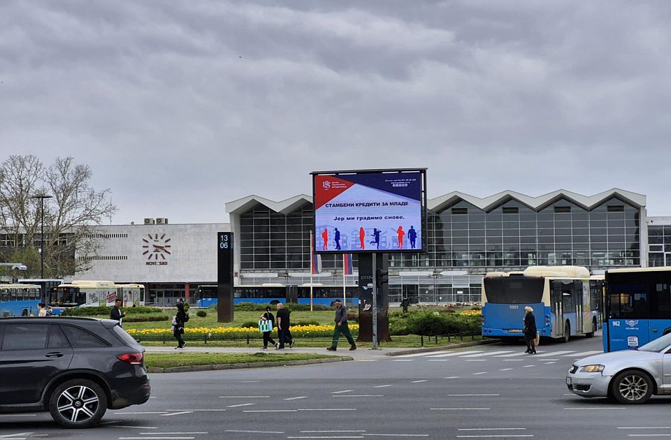 Polgármester: Nem volt hátsó szándék, hanyagságból került az óriásplakát a vasútállomáshoz