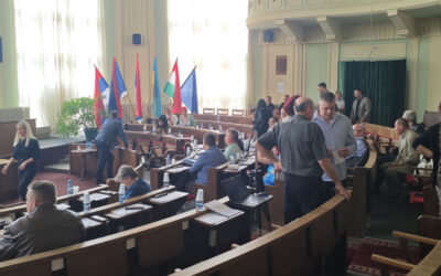 Tucatnyi rendőr a városházán, nem engedik be a polgárokat a képviselő-testület ülésére A VMSZ és a Szerb Haladó Párt képviselői megszavazták Goran Jovanović eltávolítását