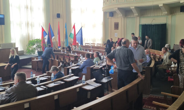 <span class="entry-title-primary">Tucatnyi rendőr a városházán, nem engedik be a polgárokat a képviselő-testület ülésére</span> <span class="entry-subtitle">A VMSZ és a Szerb Haladó Párt képviselői megszavazták Goran Jovanović eltávolítását</span>