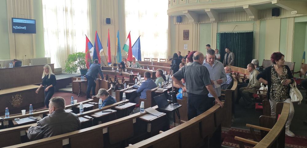 <span class="entry-title-primary">Tucatnyi rendőr a városházán, nem engedik be a polgárokat a képviselő-testület ülésére</span> <span class="entry-subtitle">A VMSZ és a Szerb Haladó Párt képviselői megszavazták Goran Jovanović eltávolítását</span>