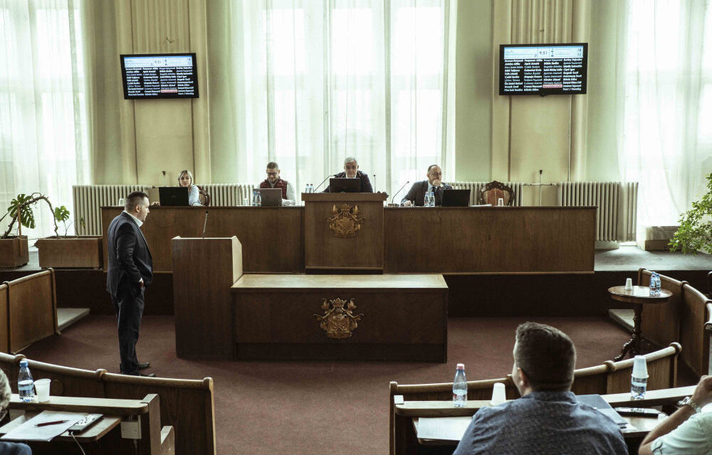 Az ülés és az Elgasnak jóváhagyott 40 millió dinár megsemmisítését is kéri az ellenzék