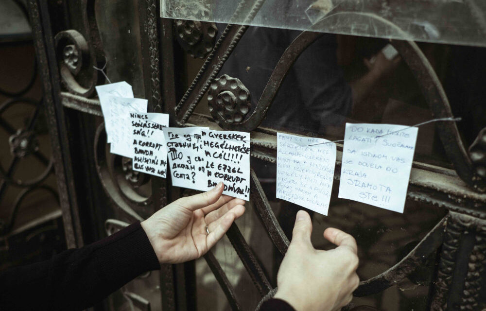 <span class="entry-title-primary">„Csicskák vagytok!” (videó)</span> <span class="entry-subtitle">A kitiltott polgárok üzeneteket ragasztottak a városháza ajtajára</span>