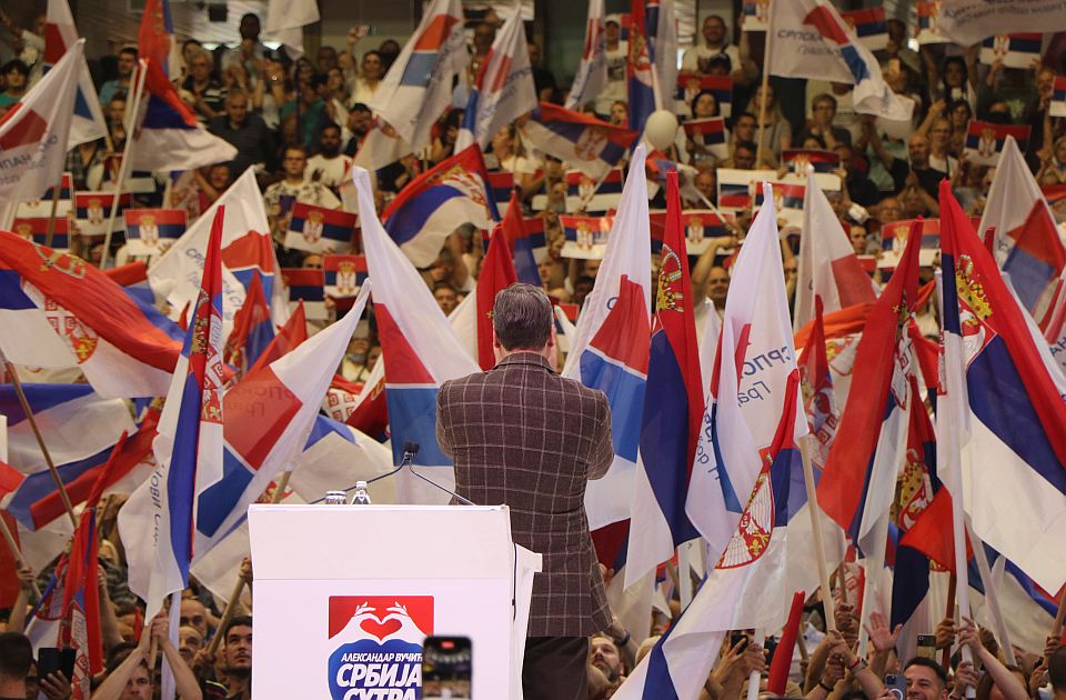 Félezer közalkalmazott névvel is vallott egy jelentésben, hogy miként zsarolta őket a hatalom